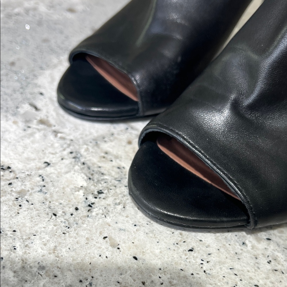 VINCE Camuto Black Leather Peep-Toe Folded-Cuff Heel Booties with Gold Size 6 - Picture 5 of 15